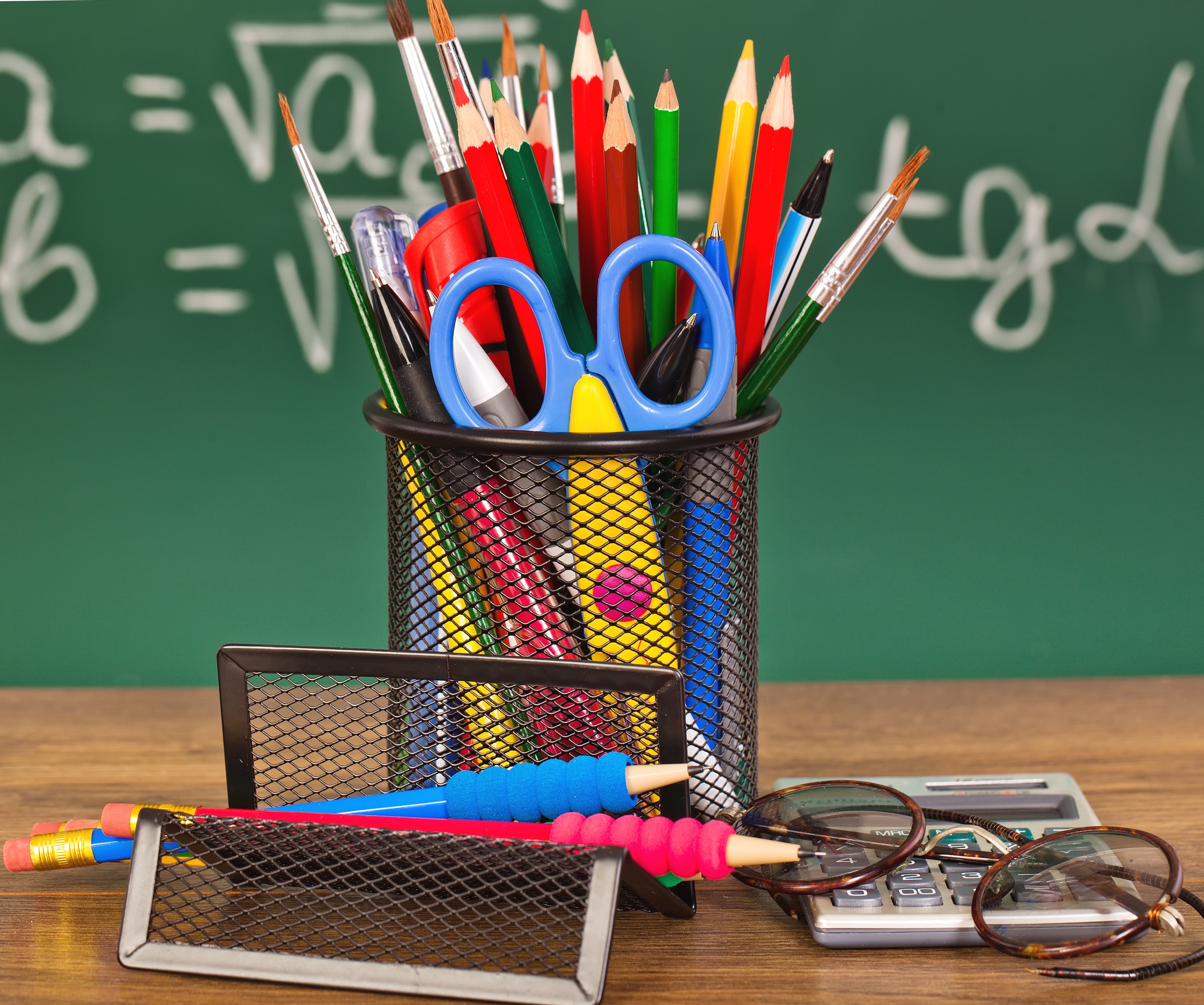 الطلاب يحتاجون إلى مجموعة متنوعة من المستلزمات الدراسية لضمان نجاحهم في المدرسة.