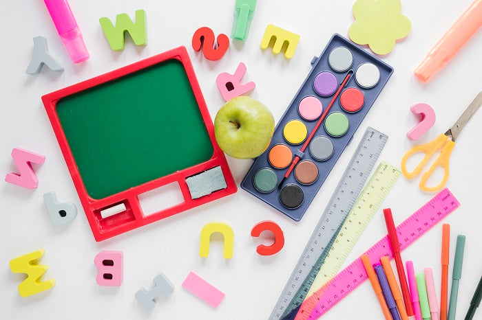 هل تشعر بالارتباك؟ اكتشف الآن الفرق الحاسم بين اللوازم المكتبية والقرطاسية