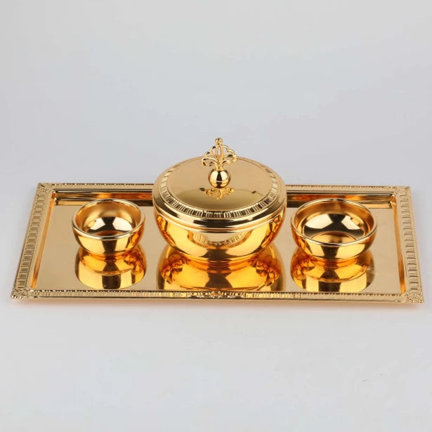 Ensemble de plat avec un plateau doré brillant en acier