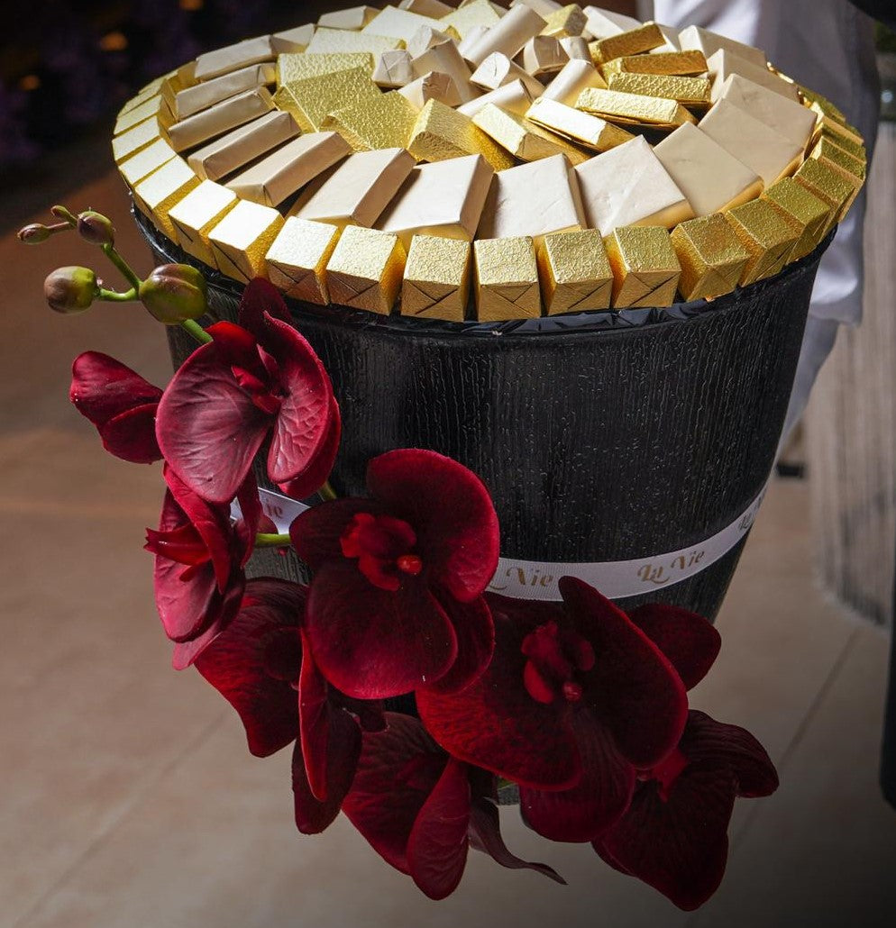 صينية شوكلاتة فاخرة مع اوركيد