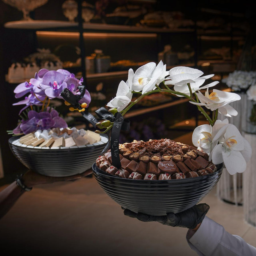 صينية شوكلاتة فاخرة مع اوركيد بنفسجي