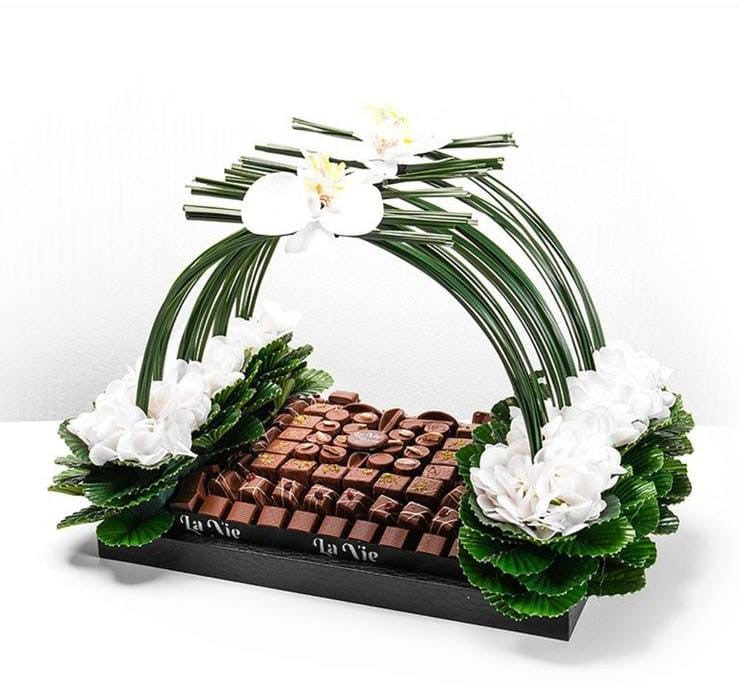 صينية جلد كبير مع ورد هيدروجينا ابيض