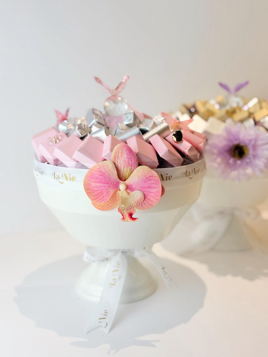 صينية شوكلاتة فاخرة مع اغصان ورد