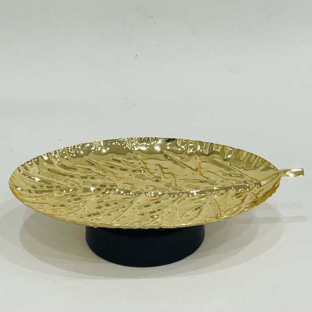 Un bol à noix en forme de feuille dorée avec un socle, dimension 25 cm